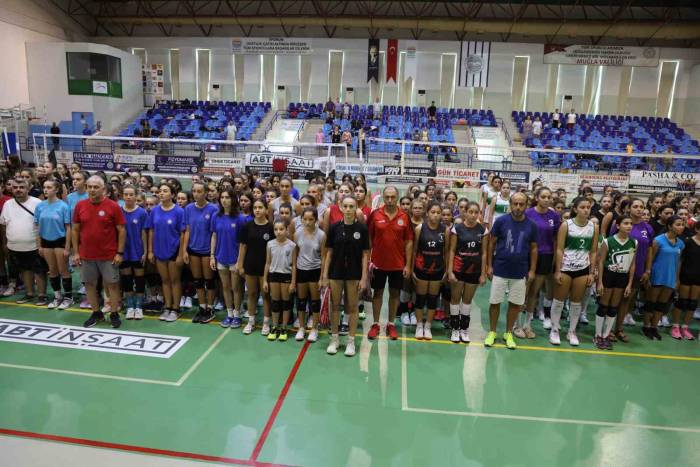Minik Voleybolcular Zafer Bayramı İçin Oynadı