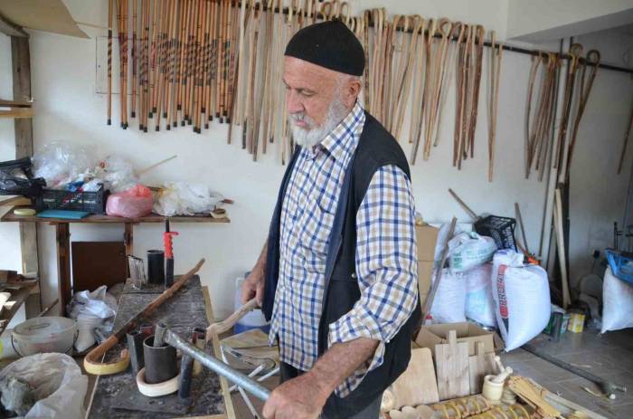 Yaşlı Adam Ağaç Dallarını Sanat Eserine Dönüştürüyor