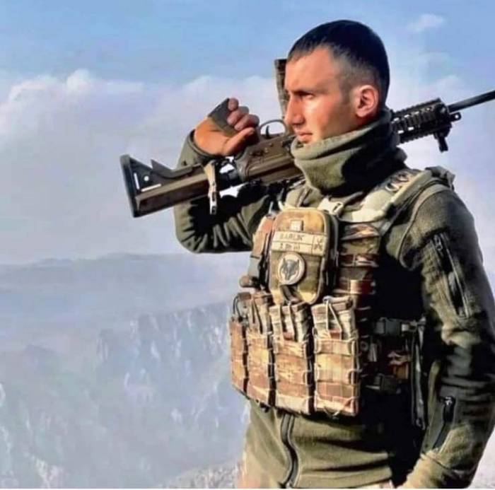 Bitlis Şehidinin Baba Evine Türk Bayrağı Asıldı