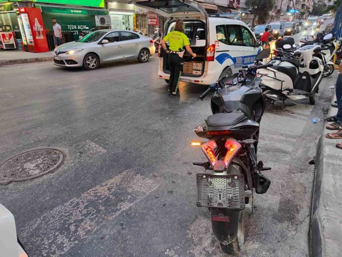 Otomobile Arkadan Çarpan Plakasız Motosiklet Çalıntı Çıktı