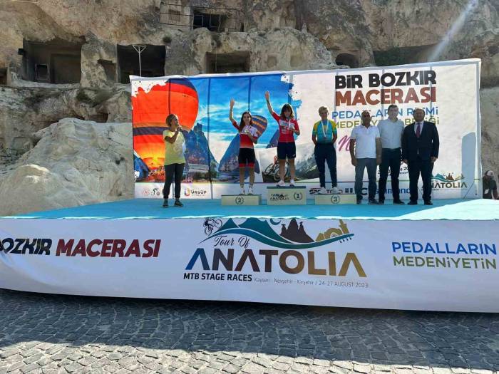 Sakarya Büyükşehir Sporcuları Ay Yıldızlı Formayla Tozu Dumana Kattı