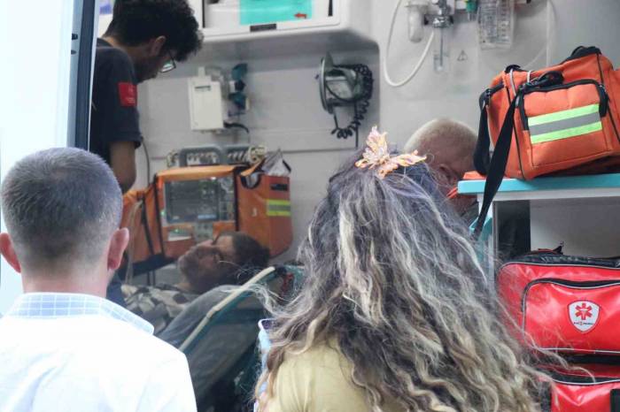 Sakarya’da Traktör Devrildi: Römorktaki 13 Kişi Yaralandı