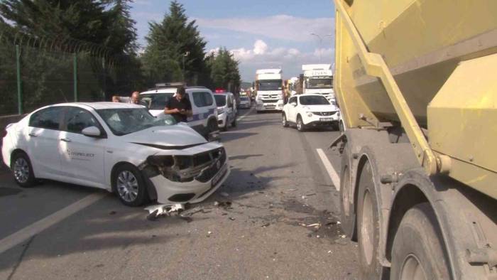 Tuzla’da Otomobil İle Hafriyat Kamyonu Çarpıştı: 3 Yaralı
