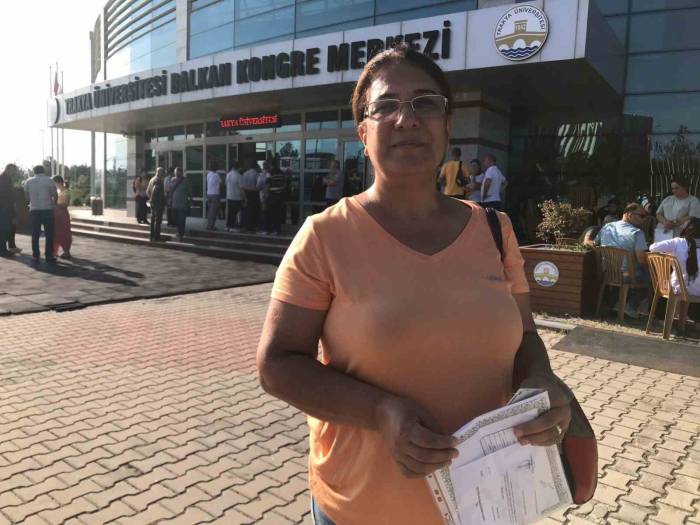 Üç Çocuk Annesi 53 Yaşındaki Depremzede Zorlukları Aşarak Üniversiteye Kaydını Yaptırdı