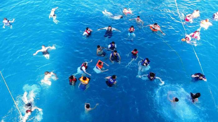 İranlıların Van Gölü’nde Yüzme Keyfi