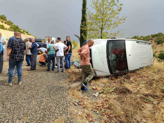 Hafif Ticari Araç İle Otomobil Çarpıştı: 4 Yaralı