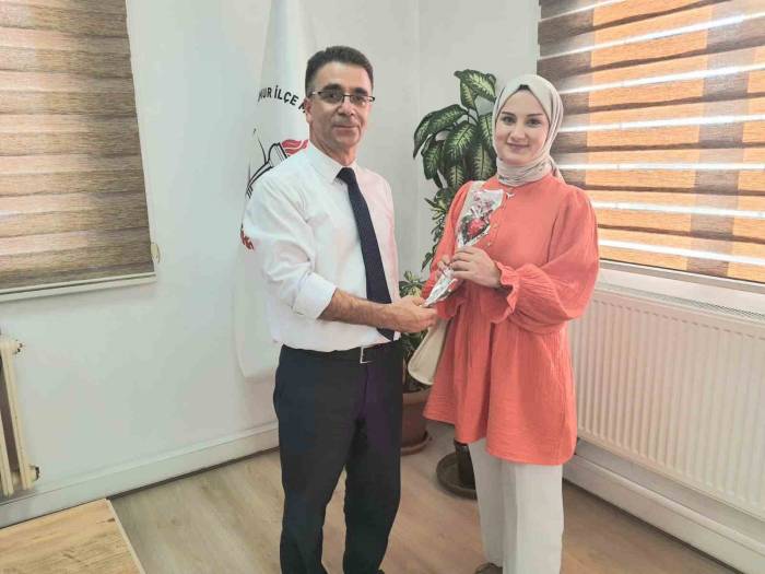 Hamur’da Yeni Öğretmenlere Gül Ve İkram