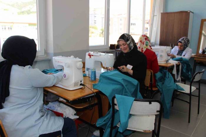 Okulun Perdelerini Anneler Dikti