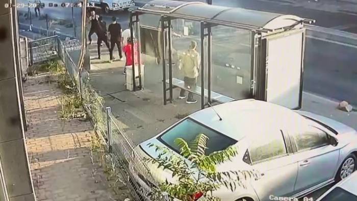 Bayrampaşa’da Elinde Bıçakla Vatandaşları Tehdit Eden Saldırgana Polis Müdahalesi