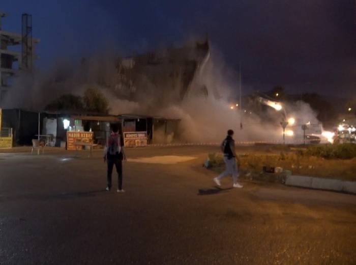 Kimi Aracını Durdurdu Kimi Sandalyesini Alıp Geldi Meraklı Vatandaşlar Yıkımı Film Gibi İzledi