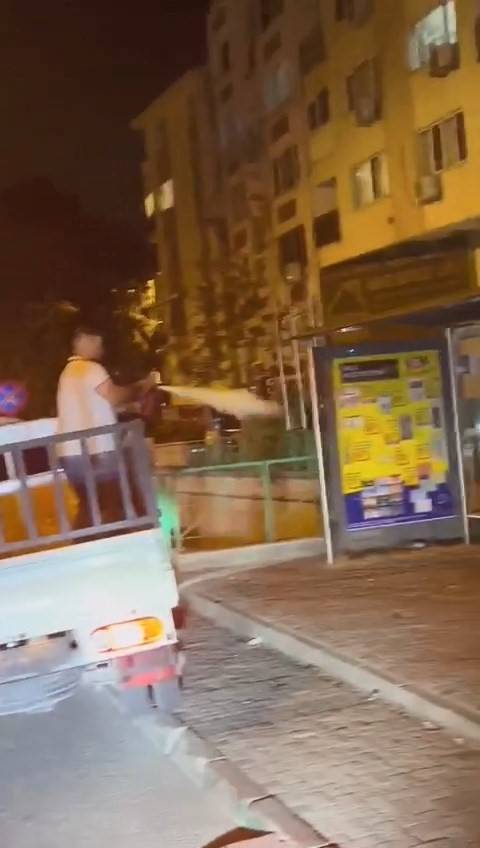 Otobüs Durağında Bekleyen Kişiye Yangın Tüpü Sıktılar