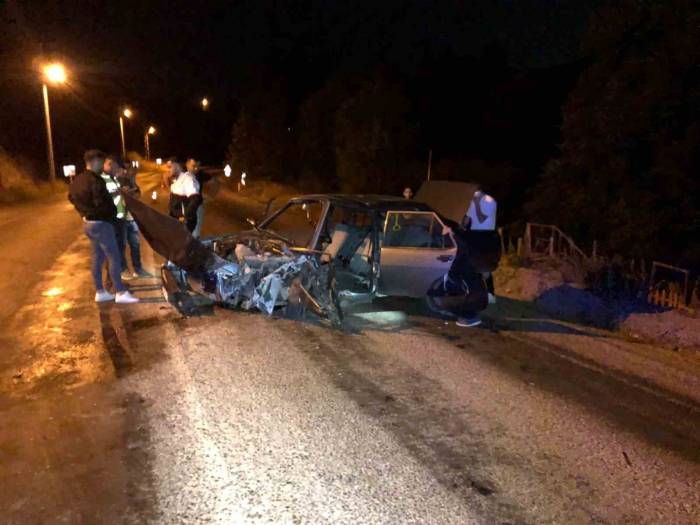 İki Otomobil Kafa Kafaya Çarpıştı: 7 Yaralı