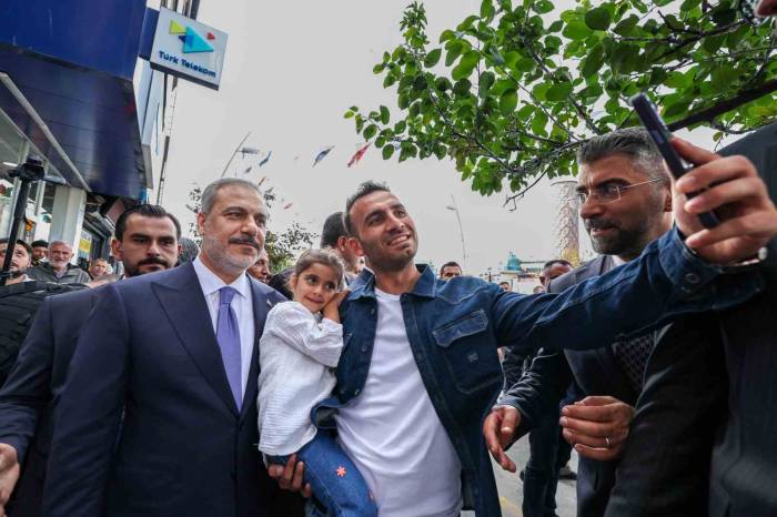 Dışişleri Bakanı Hakan Fidan, Erzurum’da Esnafı Ziyaret Etti, Stk Temsilcileri İle Bir Araya Geldi