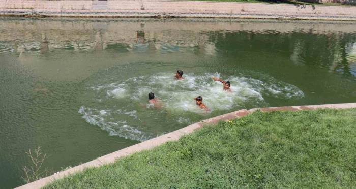 ‘Burası Adana’ Diyerek Porsuk Çayı’na Atladılar