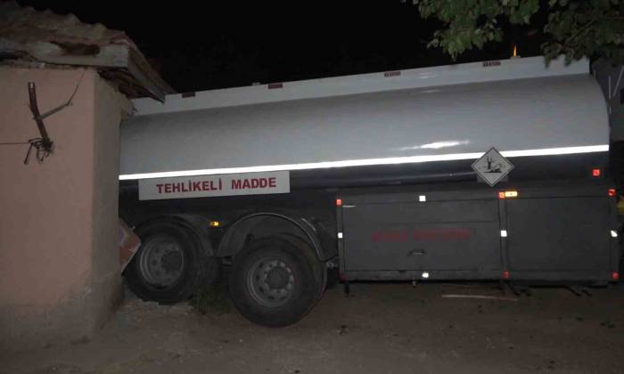 Faciadan Dönüldü: Park Ettiği Akaryakıt Tankeri Evini Yıktı