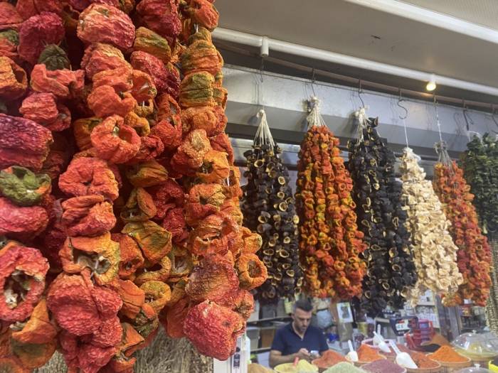 Vatandaşın Kışa Hazırlayacağı Patlıcan, Biber, Kabak Ve Acur Raflardaki Yerini Aldı