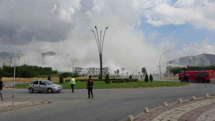 Malatya’da Ağır Hasarlı Binaların Yıkımları Patlayıcı İle Yapılıyor