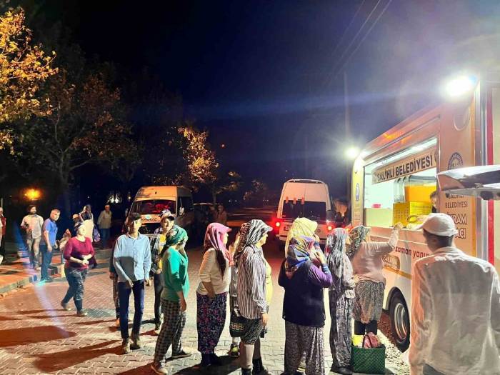 Salihli’de Üzüm İşçilerine Simit Ve Çay İkramı