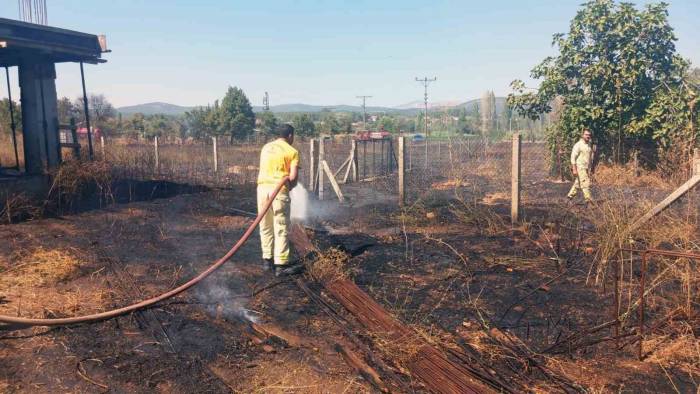 Menteşe’de Arazi Yangını Büyümeden Söndürüldü