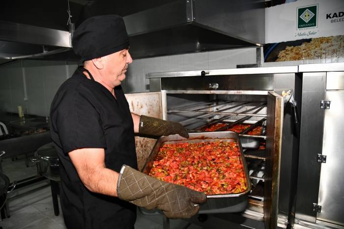 Osmaniye Belediyesi Aşevinin Kazanları Vatandaşlar İçin Kaynıyor