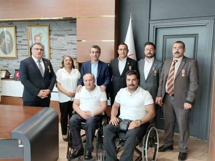 Şehit Aileleri Ve Gazilerden Sağlık Müdürüne Teşekkür Ziyareti