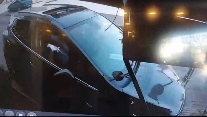 Sultanbeyli’de Kontrolden Çıkan Otomobilin Dükkana Daldığı Anlar Kamerada