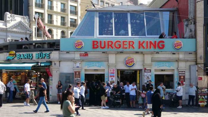 Taksim’de Burger King Çalışanlarından Cüzdanını Unutan Müşteriye Meydan Dayağı