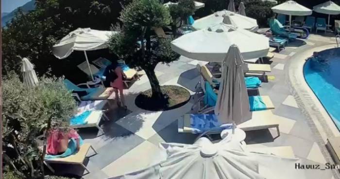 Kredi Kartından Alışveriş, Hırsız Turistleri Yakalattı