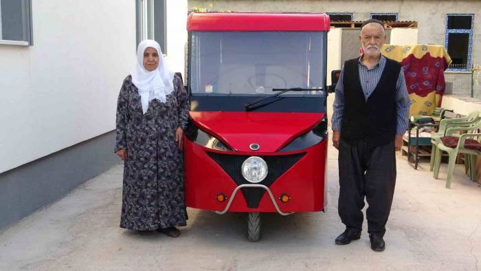Yürümekte Zorlanan Anne Ve Babası İçin Elektrikli Araba Dizayn Etti