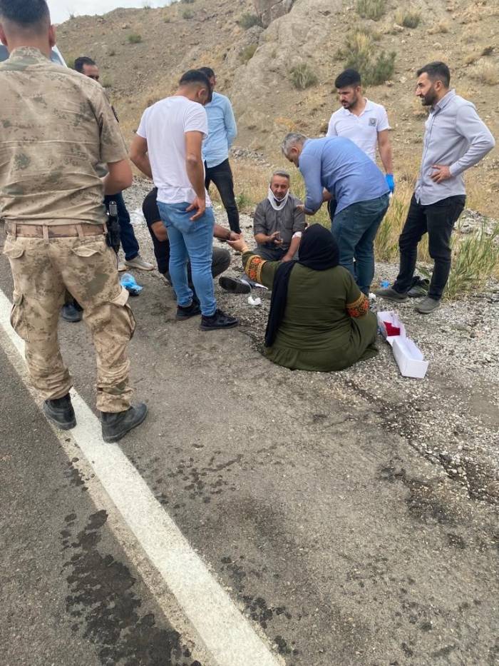Van’da Irak Plakalı Otomobil Kaza Yaptı: 4 Yaralı