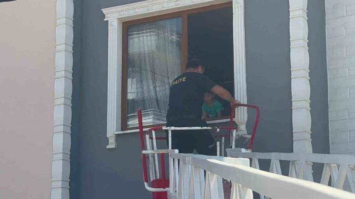 Oyun Oynarken Odada Kilitli Kalan Çocuğu İtfaiye Kurtardı
