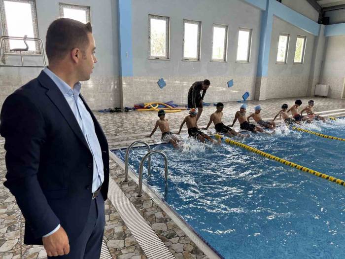 Derede Yüzen Çocuklara Havuz Sürprizi