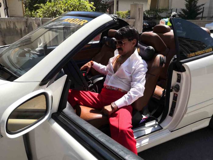 Rengarenk Giyinen Modacı Kadir 30 Ağustos’ta Kırmızı Beyaza Büründü