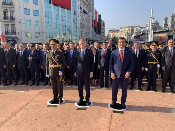 Büyük Zafer’in 101’nci Yıl Dönümünde Cumhuriyet Anıtı’na Çelenk Bırakıldı