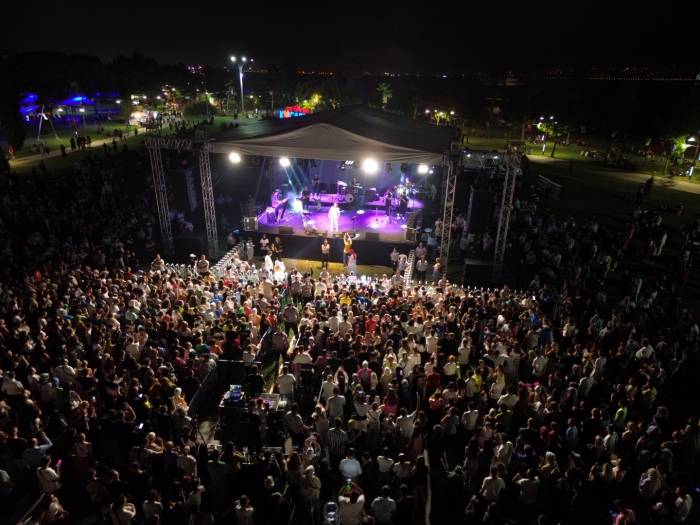 Binlerce Kişi Fettah Can’ın Şarkılarıyla Zafer Coşkusu Yaşadı