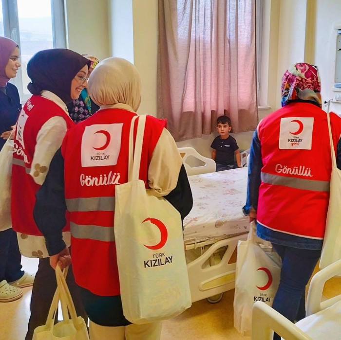 Kızılay Gönüllüleri Diyadin’de Hastaları Sevindirdi