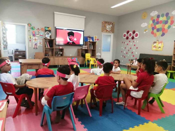 Kuşadası Anne Baba Çocuk Merkezi’nde Zafer Bayramı Coşkusu Yaşandı