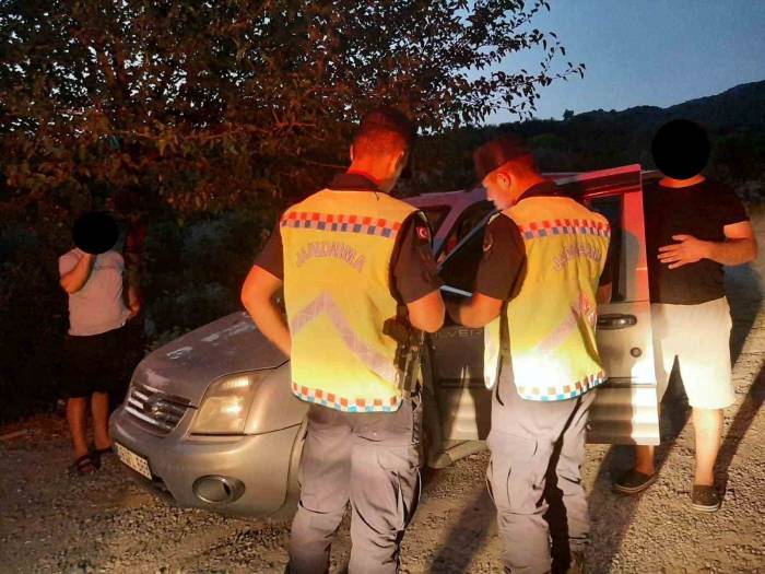 Yasaklı Bölgede Mangal Sefası Yapanlar Jandarmadan Kaçamadı
