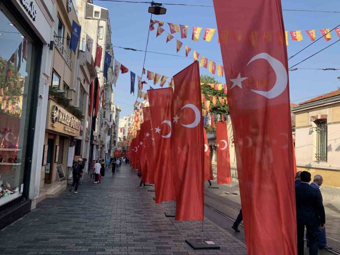 İstiklal Caddesi Türk Bayraklarıyla Donatıldı