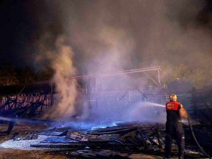 Fethiye’de Ahşap Atölyesi Alevlere Teslim Oldu