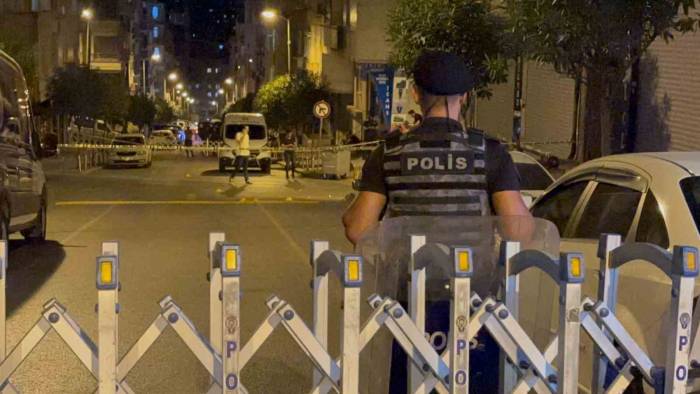 Güngören’deki Silahlı Çatışma: Olay Yerinden Geçen Şahıs Kurşunların Hedefi Oldu