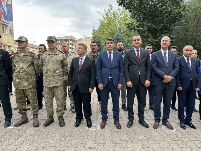 Yüksekova’da 30 Ağustos Yağmur Altında Kutlandı