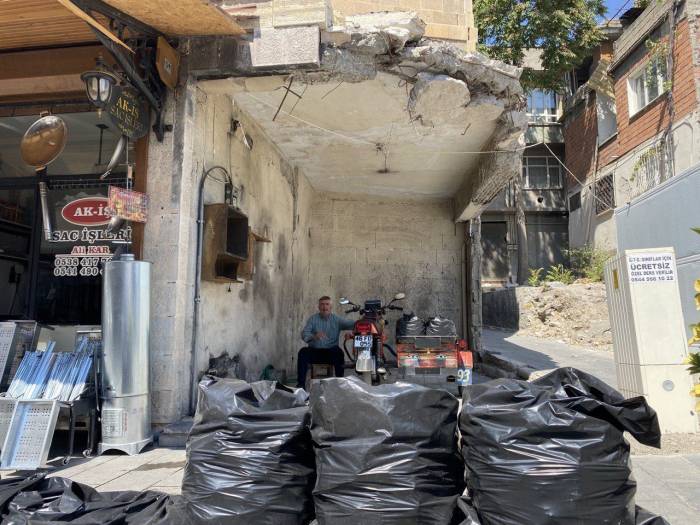 Depremde Duvarları Yıkılan İş Yerinde Kömür Satmaya Devam Ediyor