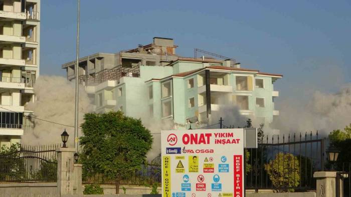 Malatya’da Ağır Hasarlı Binaların Patlayıcı İle Yıkımları Sürüyor