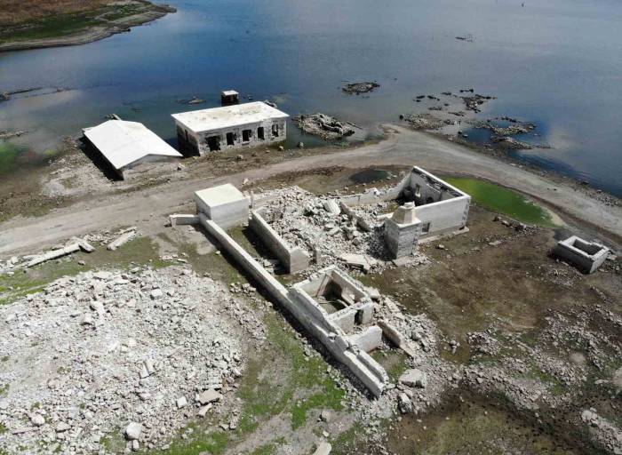 Kars’ta Baraj Gölünde Sular Çekilince Cami Ortaya Çıktı