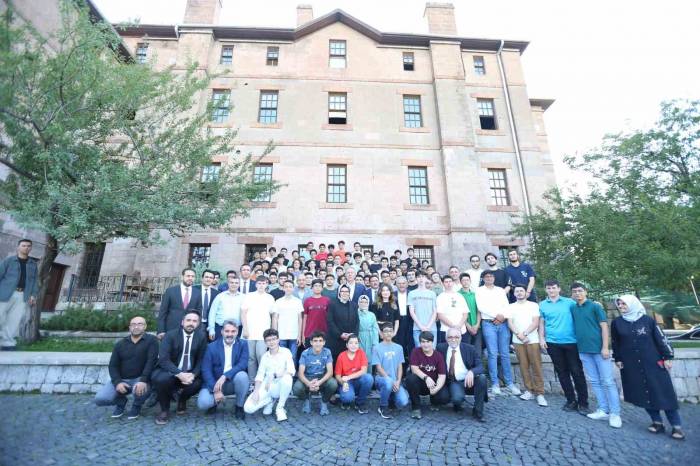 Büyükkılıç’tan Gençlere: “Amacımız Ailenizin, Ülkemizin Sizinle Övünmesidir”