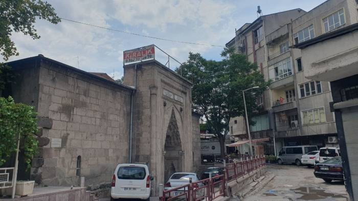 Sahibinden ‘Kurumsala Kiralık’ 591 Yıllık Medrese