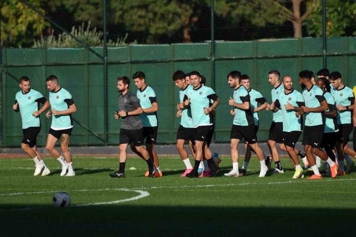 Manisa Fk - Tuzlaspor Karşılaşmasının Saati Ve Stadı Sıcak Havadan Dolayı Değiştirildi