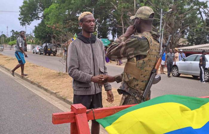 Gabon Devlet Başkanı Ondimba Evinde Alıkonuldu