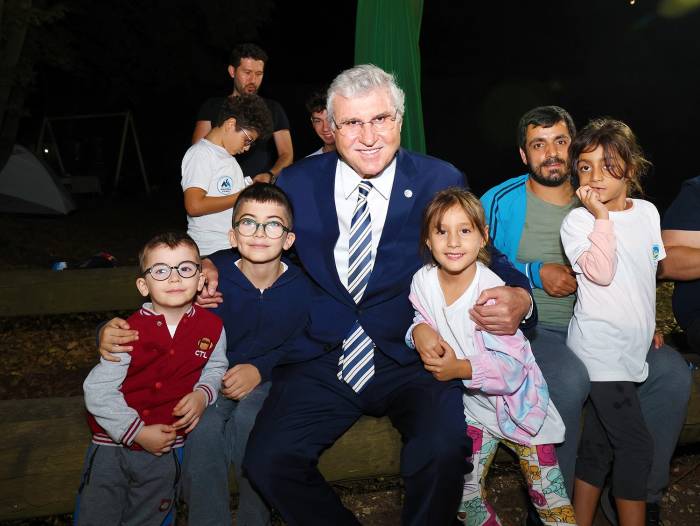 Başkan Yüce Kamp Ateşini Çocuklarla Birlikte Yaktı